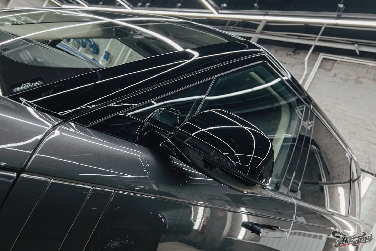 Защитили Range Rover Autobiography прозрачным глянцевым полиуретаном и оклеили панель и экран в салоне